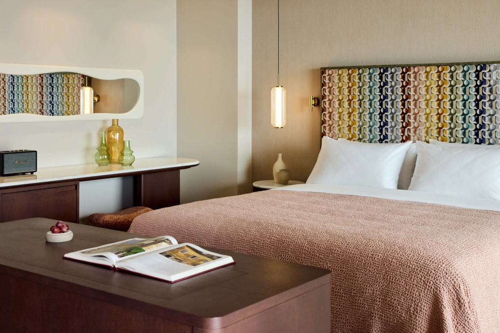 Junior Suite with pool view