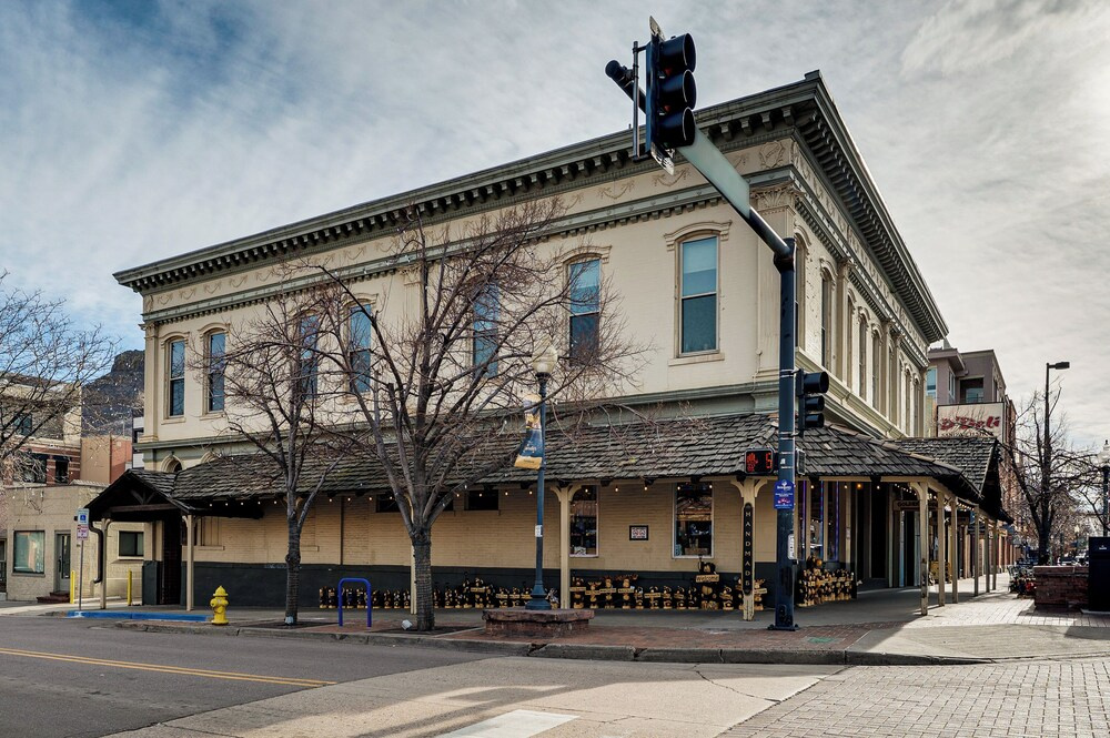 Shop, Dine, Unwind! Couples Retreat in Dtwn Golden
