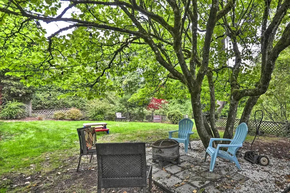 3 Mi to Downtown Portland: Lush Flat w/ Fire Pit