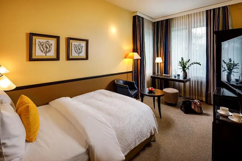 Opera Classic Double room (full double bed)