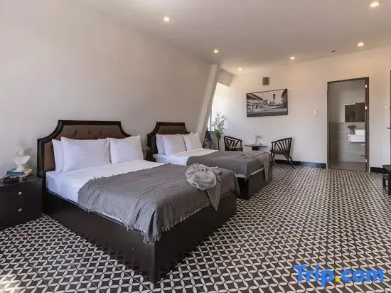Deluxe Quadruple room with city view