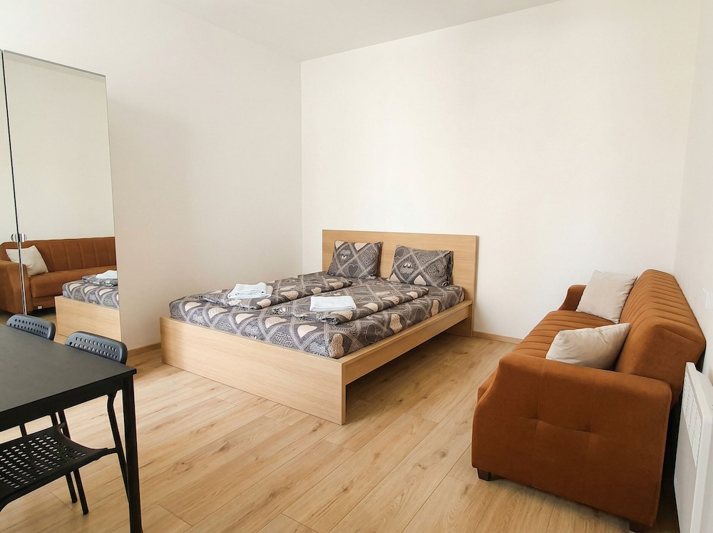 Close to City Center - Affordable Private Rooms with TV