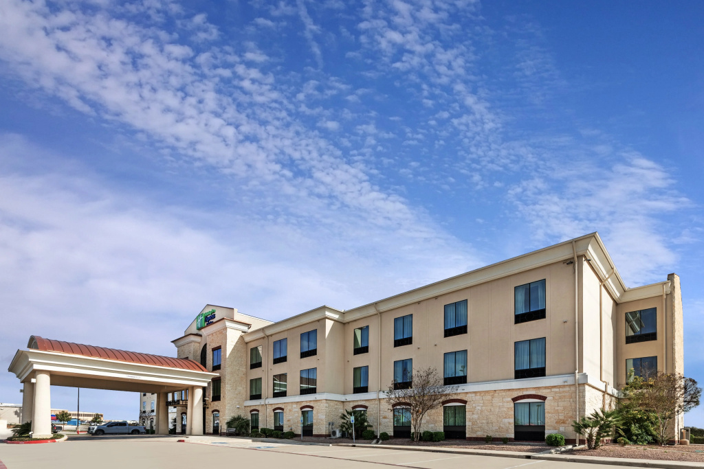 Holiday Inn Express & Suites Floresville by IHG