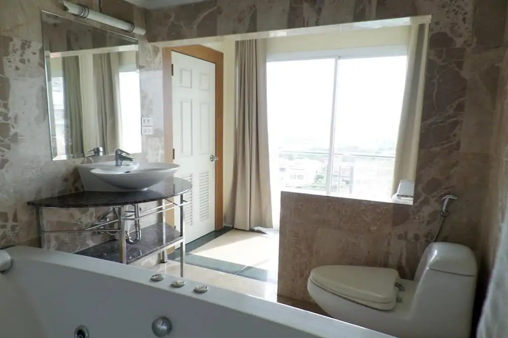 Студия с балконом и с видом на море в Westbury Residence