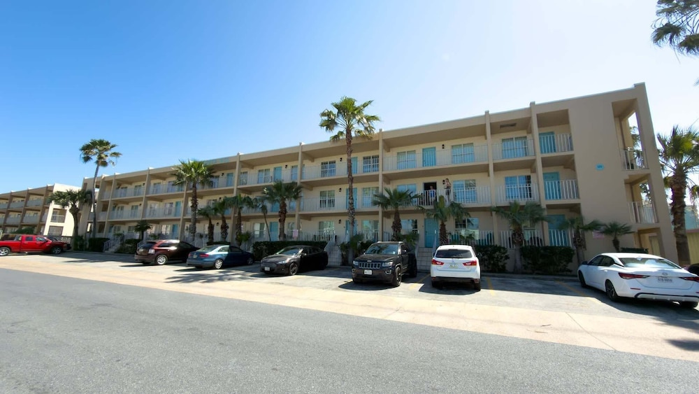 Walkable Location 99 Steps To Beach Pool 2 Bedroom Apts