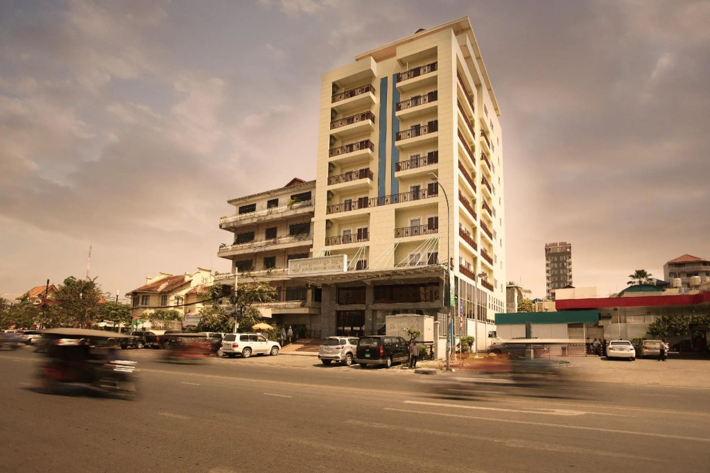 Deluxe Quadruple room with balcony (full double bed)