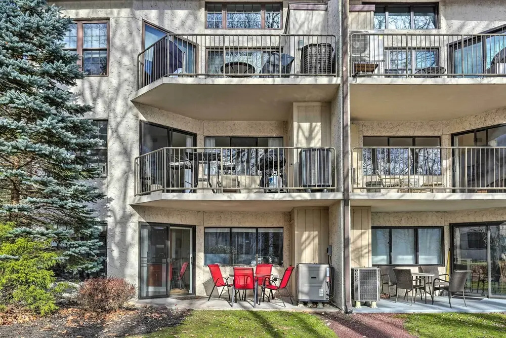 Condo on Big Boulder Lake w/ Community Pool Access