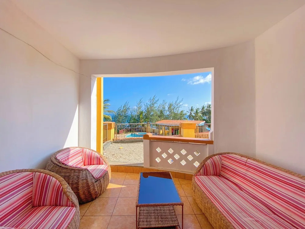 Sea Breeze Beachfront Apartments - фото 42