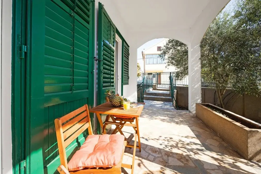 Spacious Apartment in Brodarica With Garden