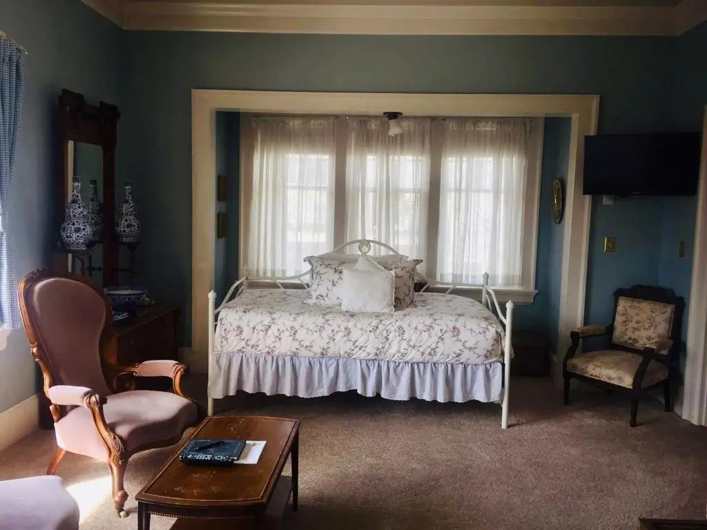 Deluxe Double room (full double bed)