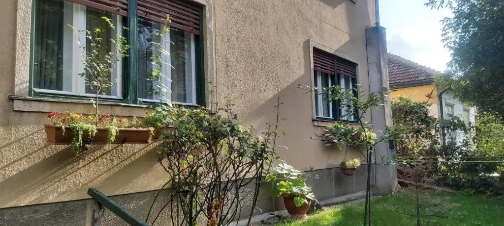 Family 4 rooms apartment in house with garden