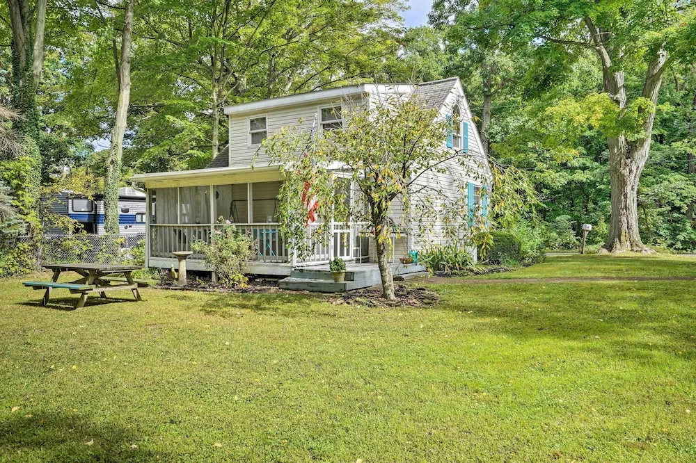 Darling Cottage ~ 1 Mi to Lake Erie Beach!