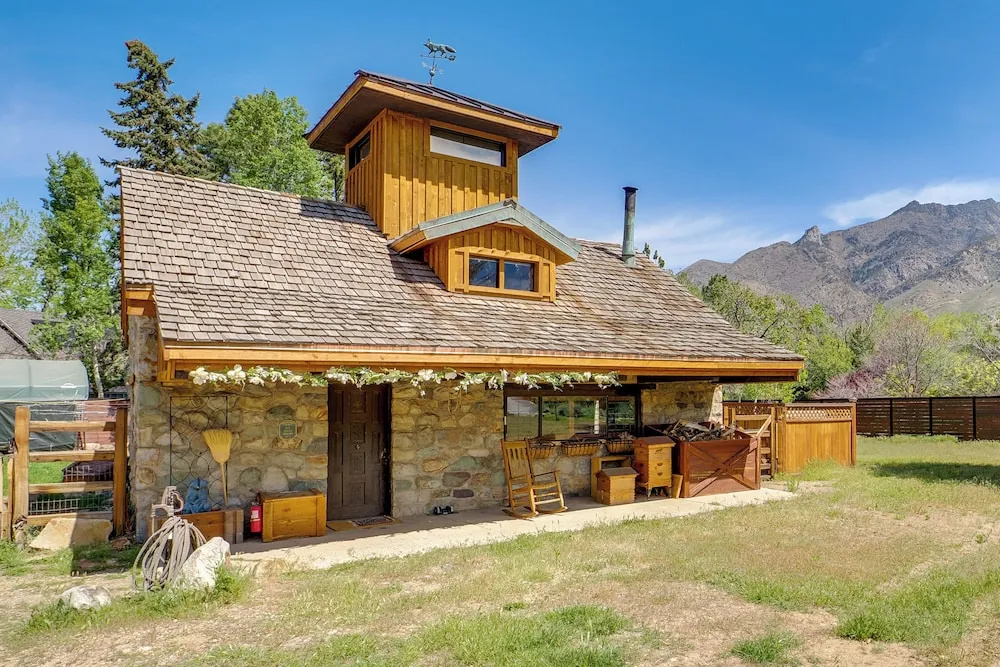 Historical Mtn-view Getaway w/ Hot Tub in Sandy!