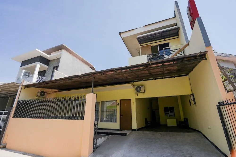 OYO 1857 Wonoboyo Residence Near RSU Katholik Surabaya Kota Surabaya
