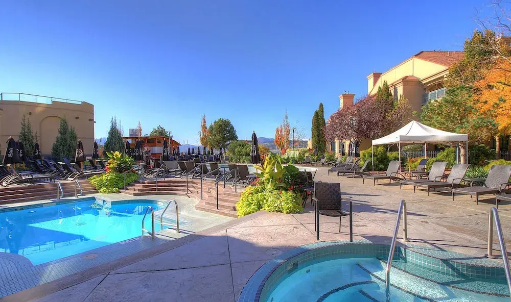 Grand Suites Grand Okanagan by KelownaGo - фото 10