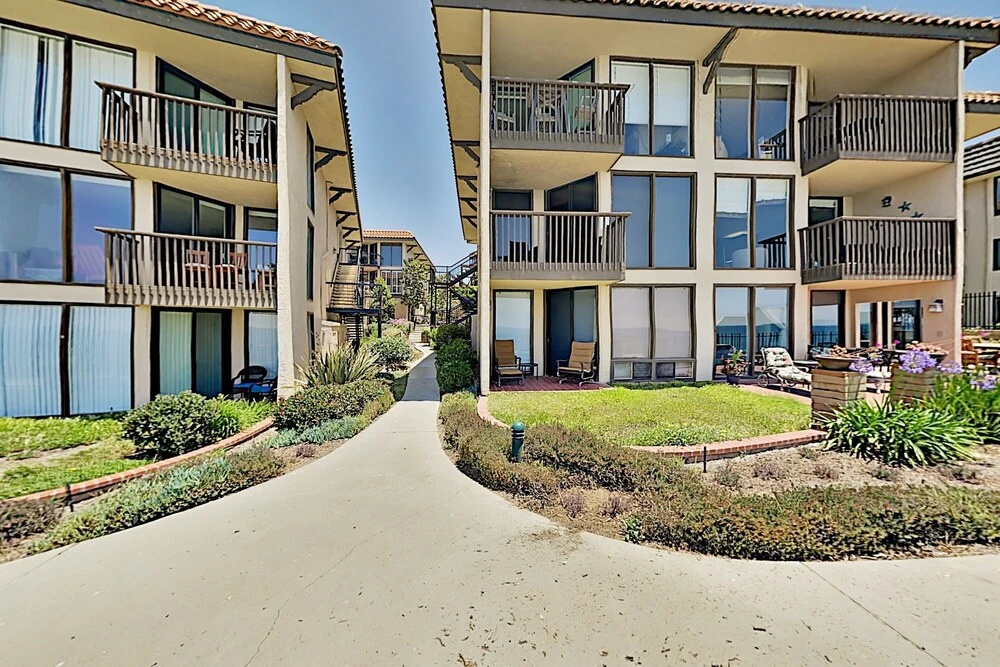 Immaculate Beach W/ Pool, Hot Tub & Balconies 2 Bedroom Condo