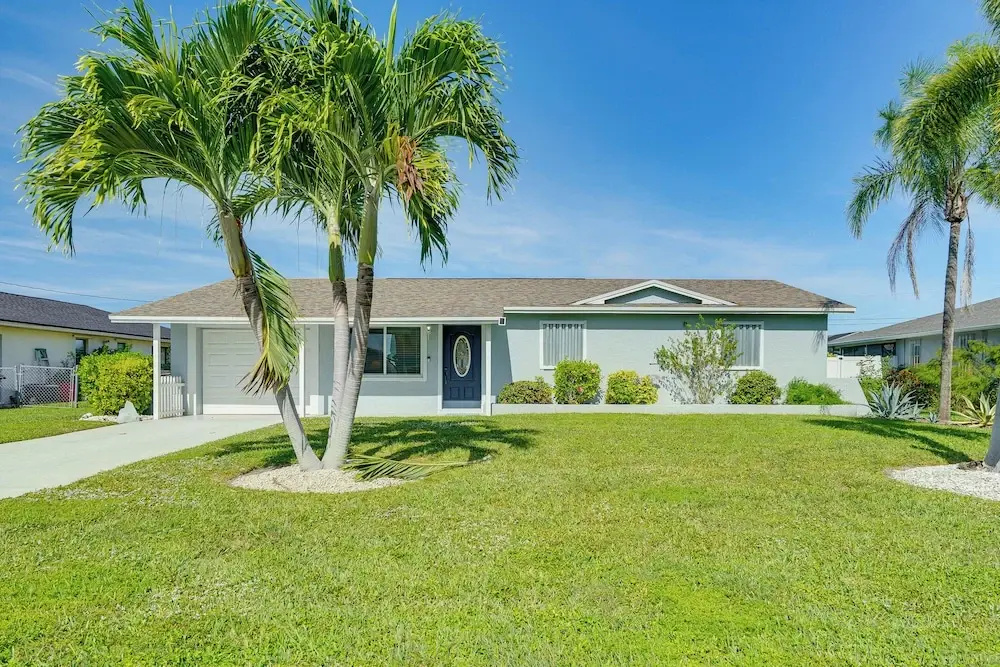Poolside Retreat 2 Mi to Dtwn Cape Coral