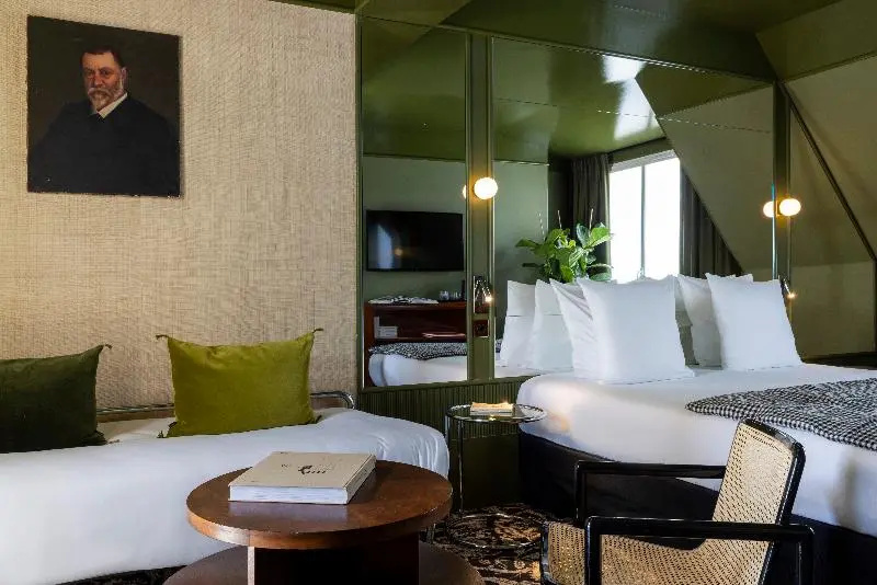 Deluxe Double room (full double bed)