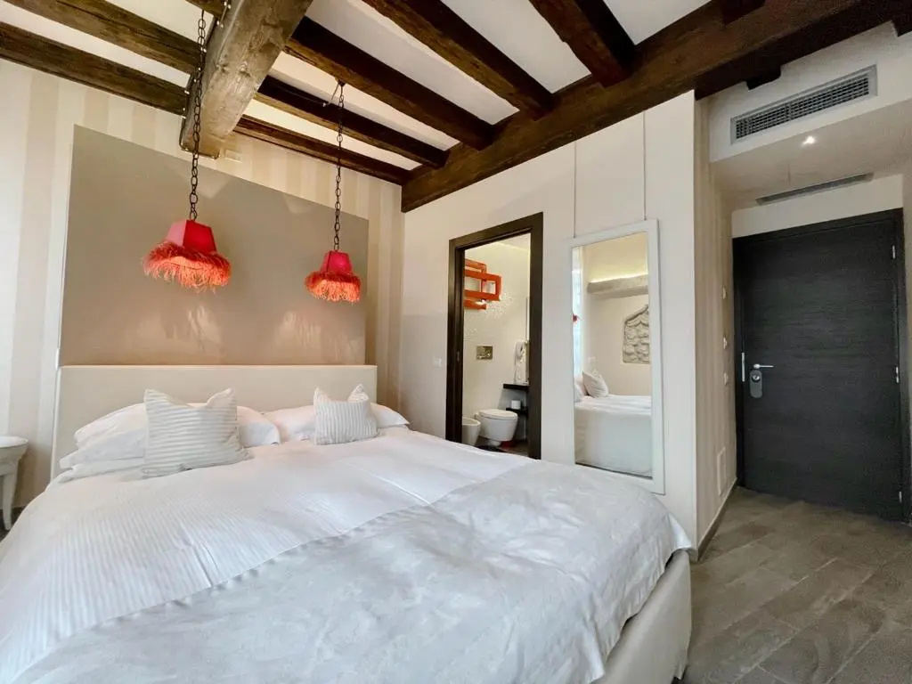 Deluxe Double room with balcony (full double bed)