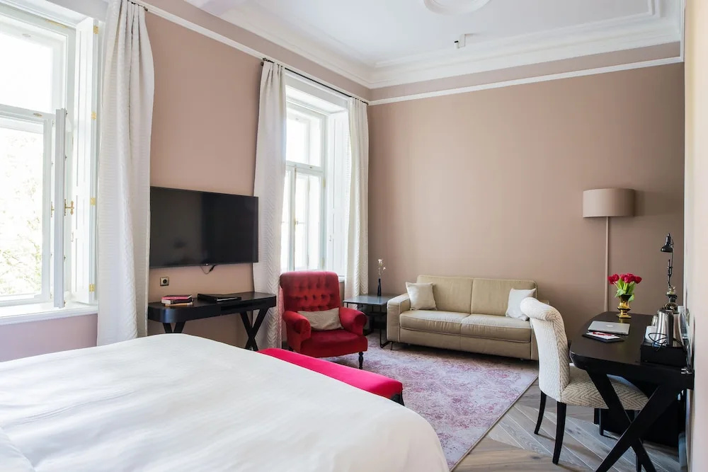 Superior Double Suite with courtyard view (full double bed)