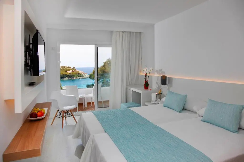 Double room seafront (full double bed)
