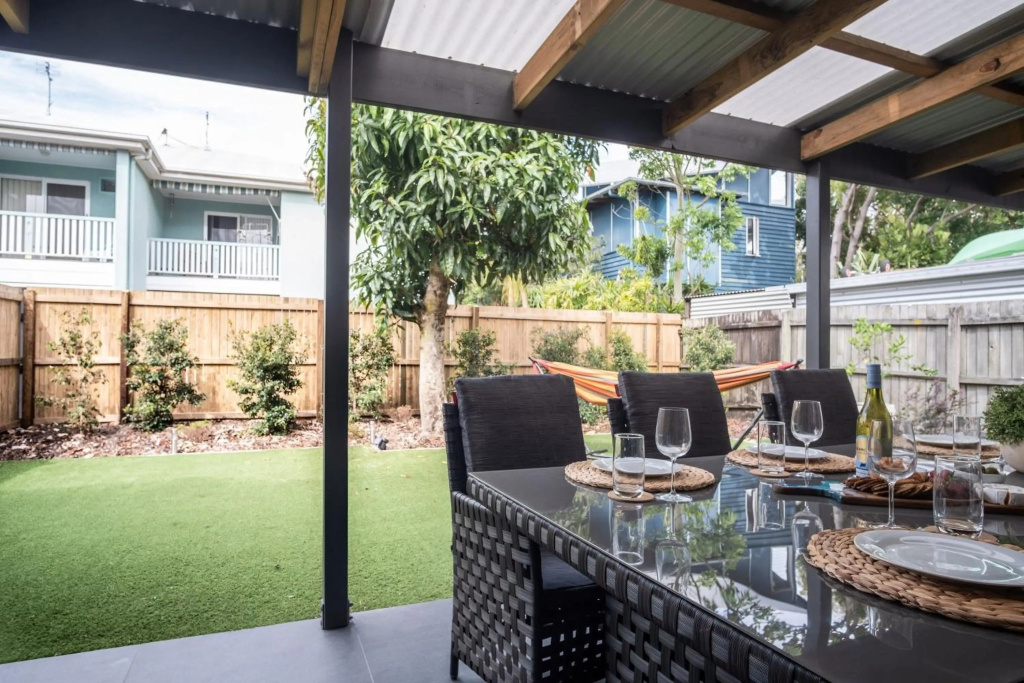 Modern Pet-friendly Mudjimba Townhouse - Only A Minute's Walk To The Beach!