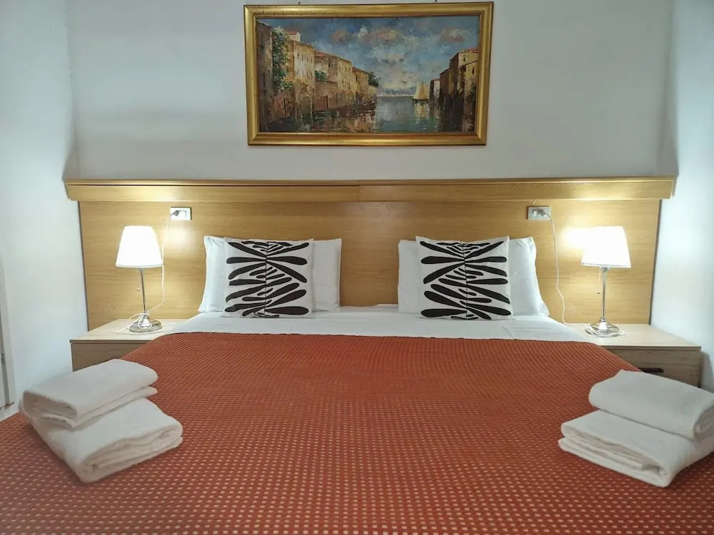 Deluxe Single room (single bed)