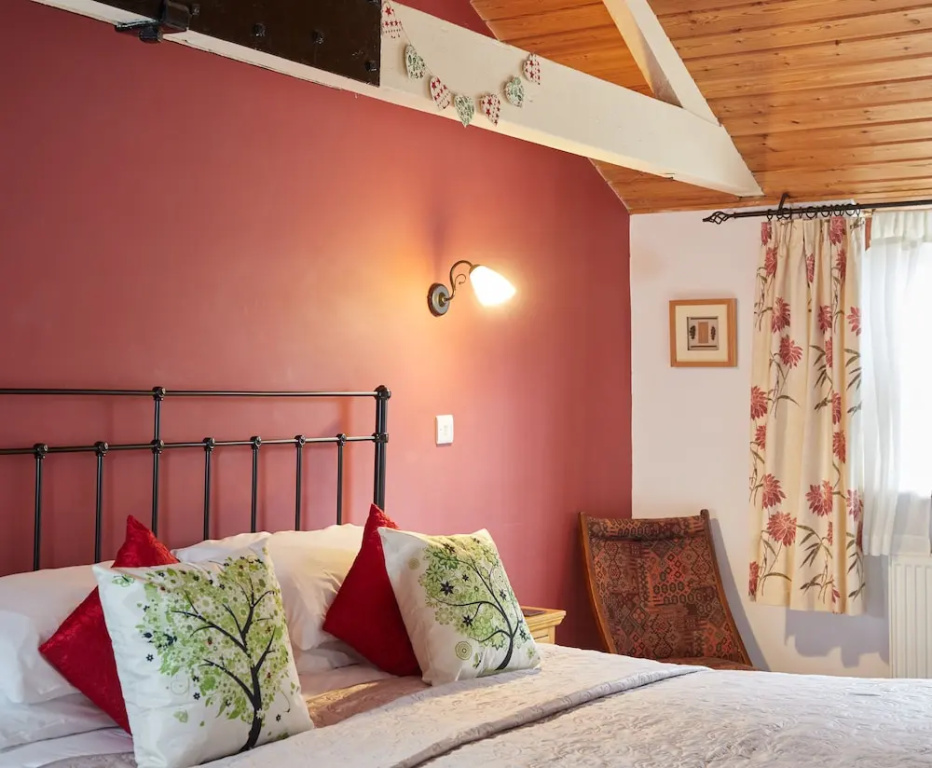 Superior Double room with courtyard view (full double bed)