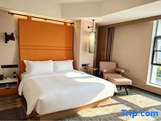 Standard Double room with street view (full double bed)