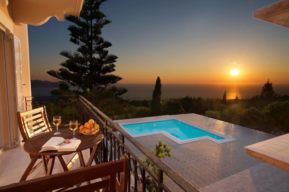 Apartment with balcony and with sea view