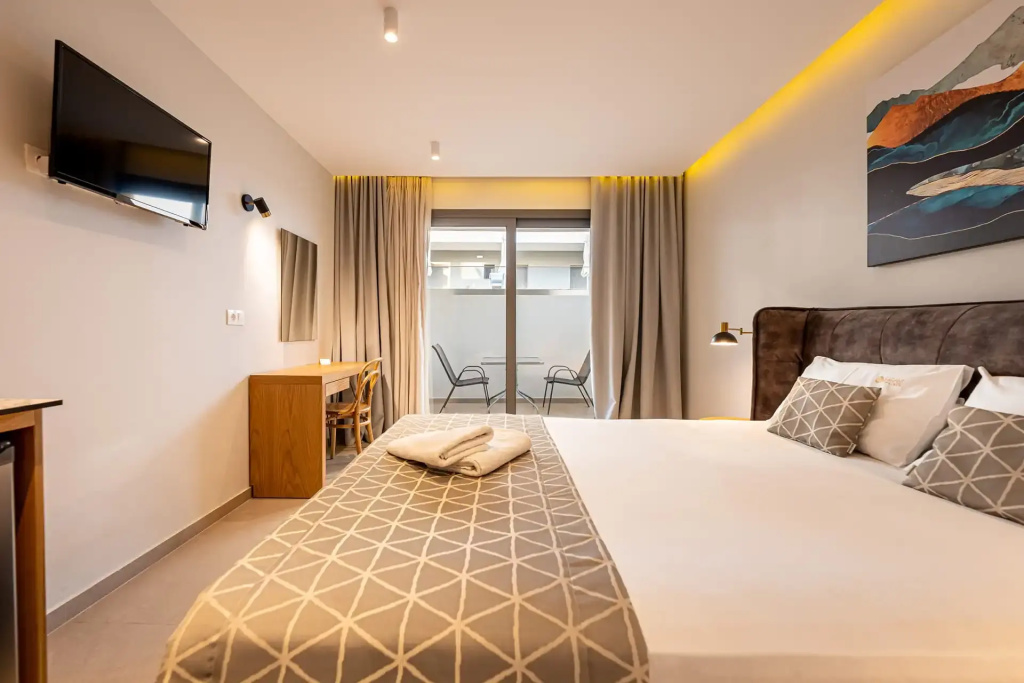 Standard Double room with balcony (full double bed)