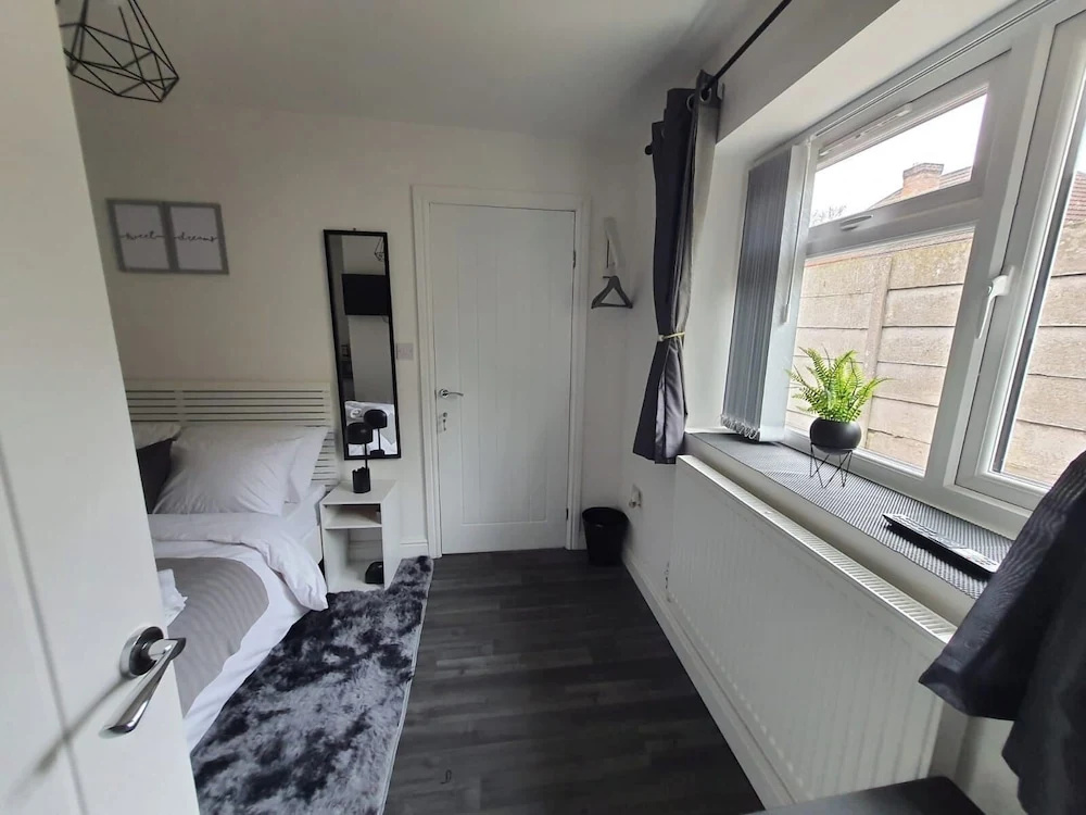 Private Room - Ensuite Bathroom - Free Parking
