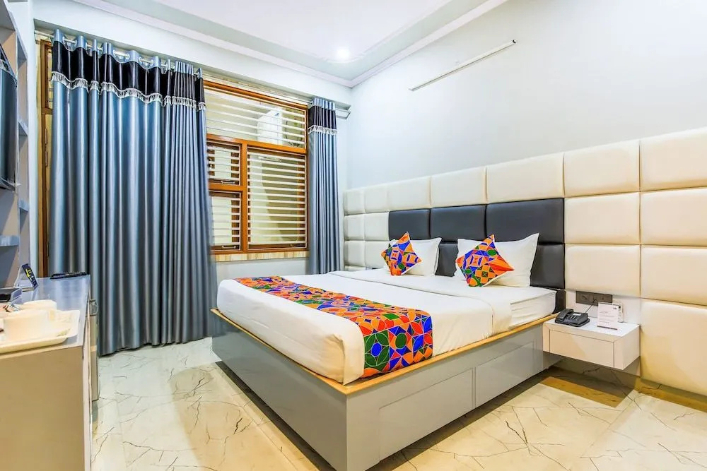 SR 1 by FabHotel
