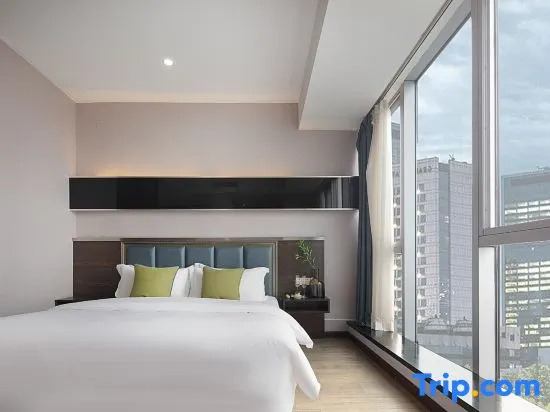 Suite with city view