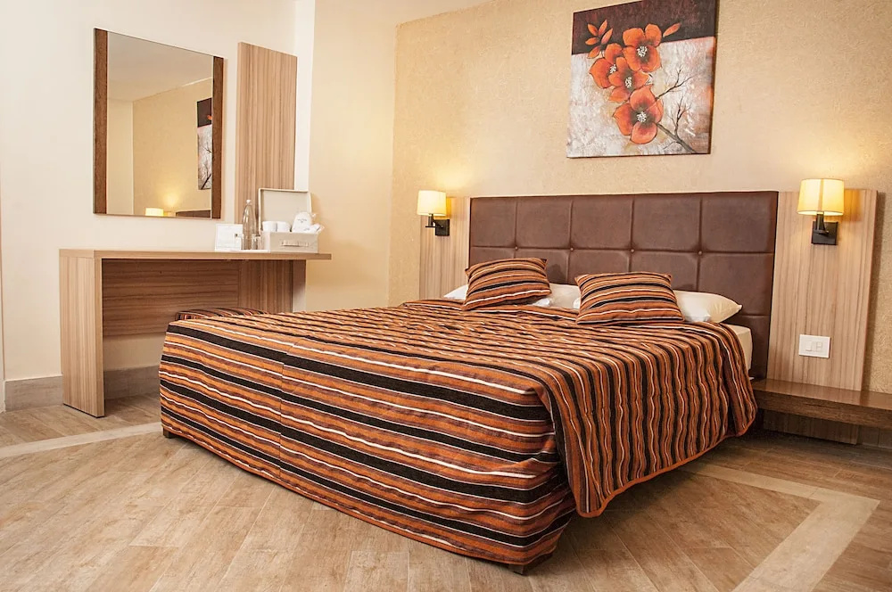 Double Suite (full double bed)