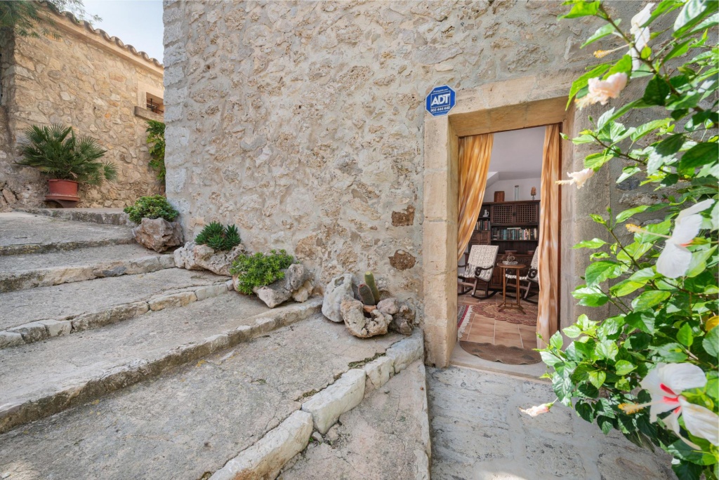 ES PUJOLS - Chalet with terrace in Campanet. Free WiFi