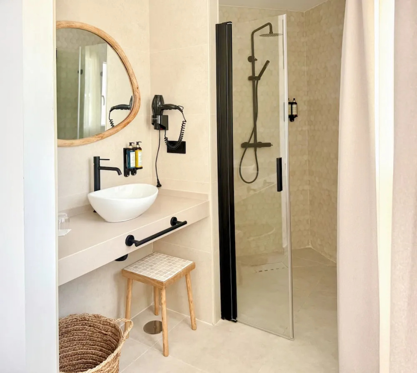 Deluxe Double room with pool view (full double bed)