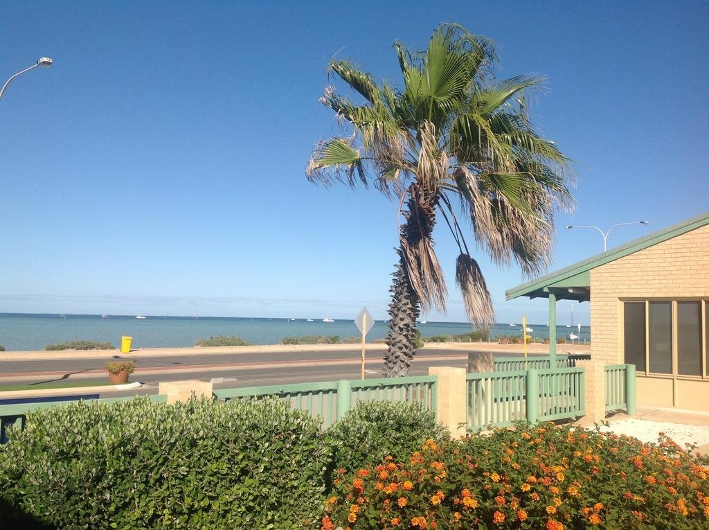 Shark Bay Seafront Apartments Denham image