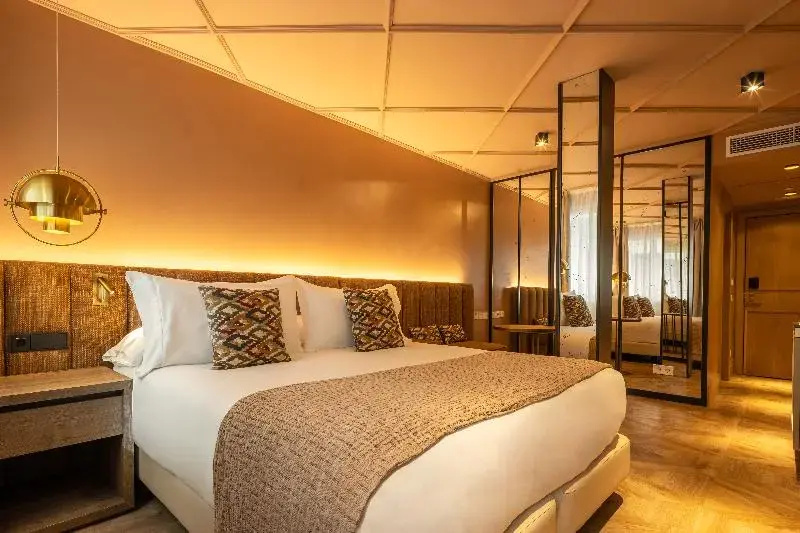 Deluxe Double room (full double bed)