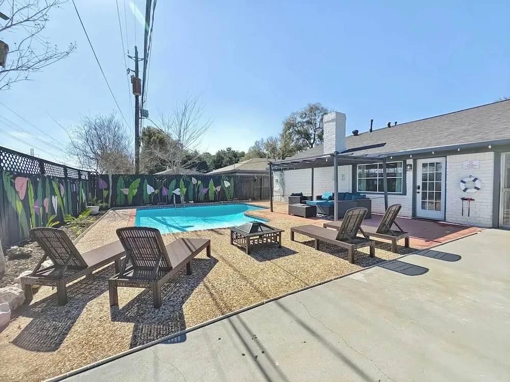 Sageview Cottage 4 BDR w/ Pool, Pet Friendly!