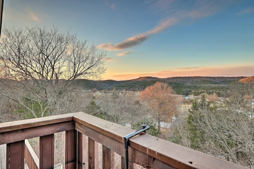 Holiday Island Escape w/ Panoramic Lake Views