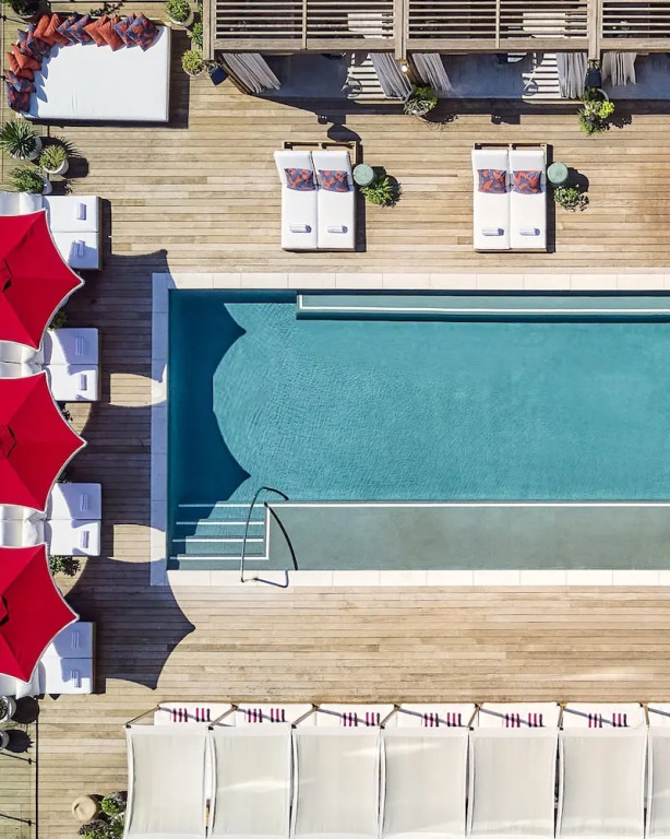 Четырёхместный номер Standard с красивым видом из окна в Virgin Hotels Dallas