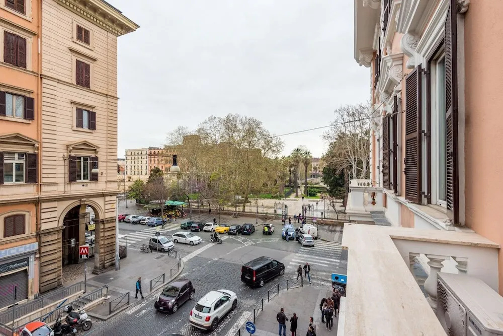 Large and Charming Flat Near Termini