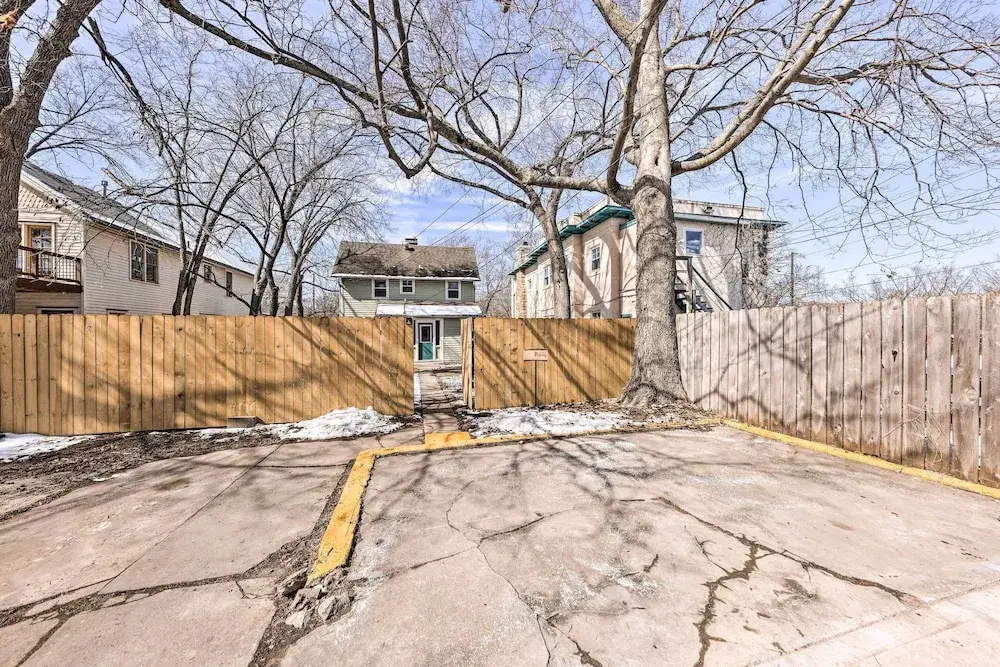 Newly Renovated Home Close to Dtwn Lawrence!