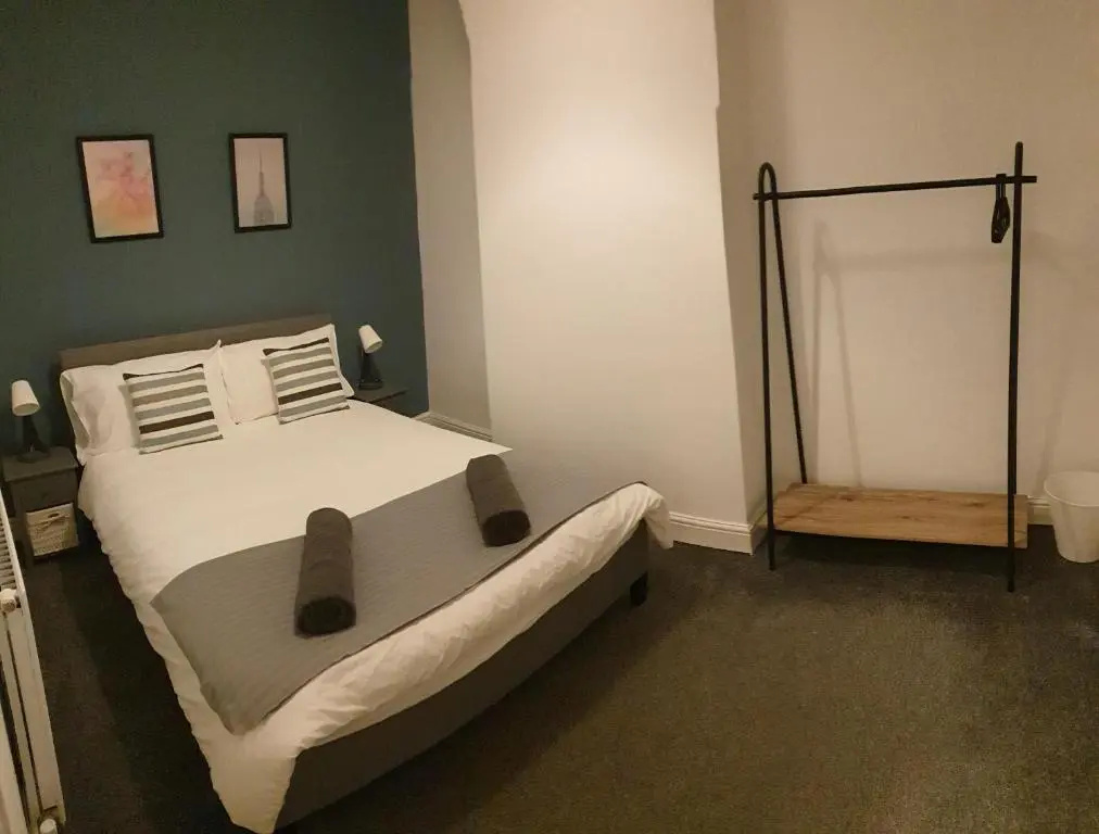6 bed sleeps 10, walk 2 LFC & EFC, Parking,10 mins 2 City