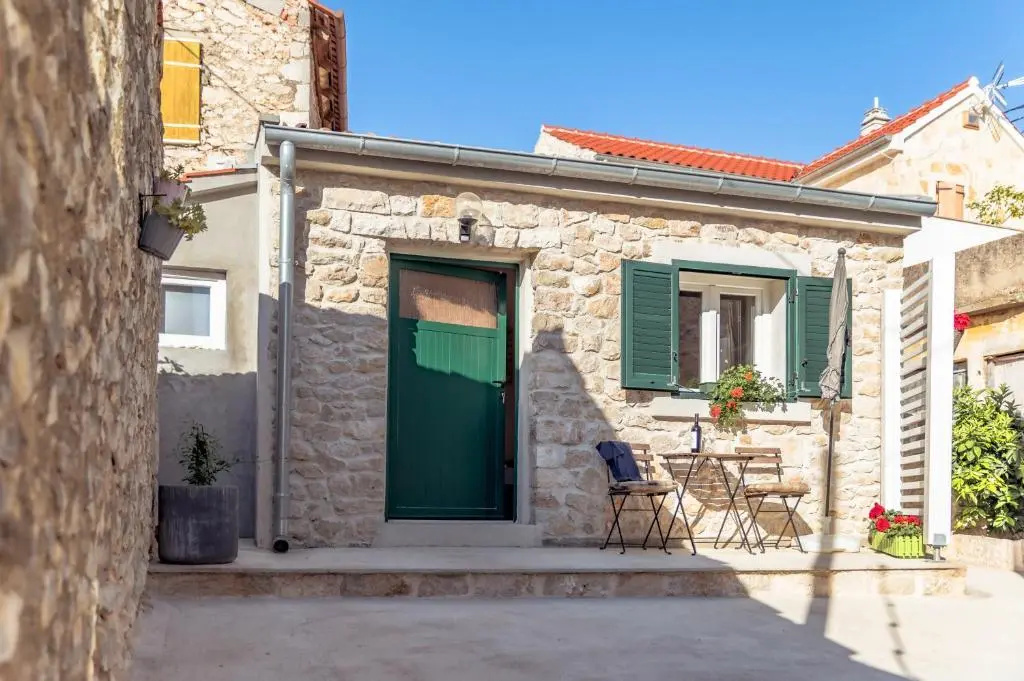 Small stone house Luka