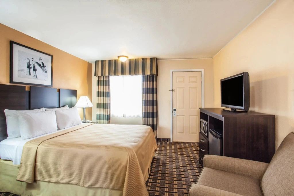 Rodeway Inn — 5