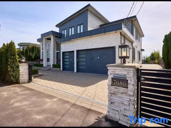 Luxury 2-Bed Suite /Private Bath/Near YVR/Free Parking