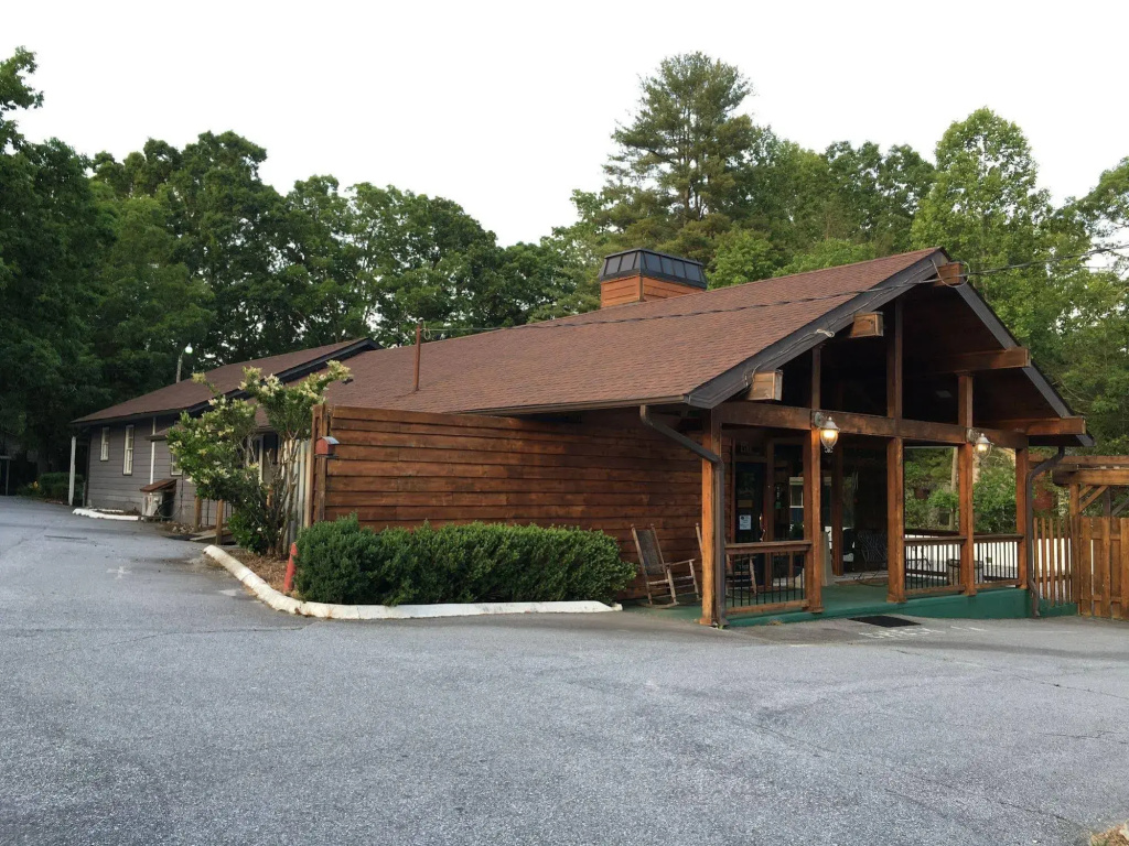 CedarWood Inn
