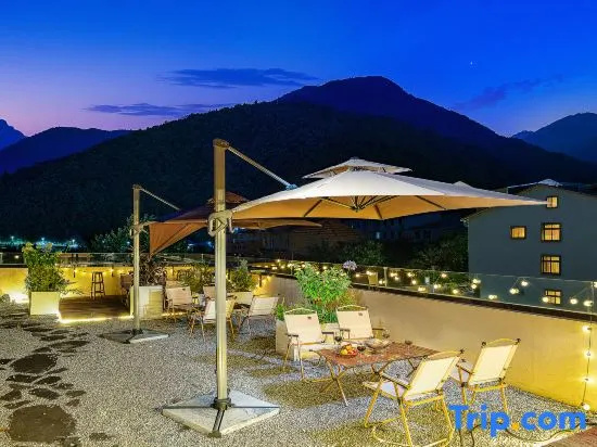 Buyou · Courtyard Hot Spring Inn (Visitor Center, Hailuogou Glacier Park, Moxi Ancient Town)